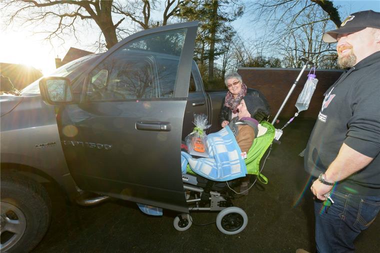 Berührender Moment: Dodge-Ram-Fahrer aus dem Cuxland wie Stephan Menzel (rechts) besuchen Thorsten Möllmann und seine Mutter Elfriede Allerheiligen.