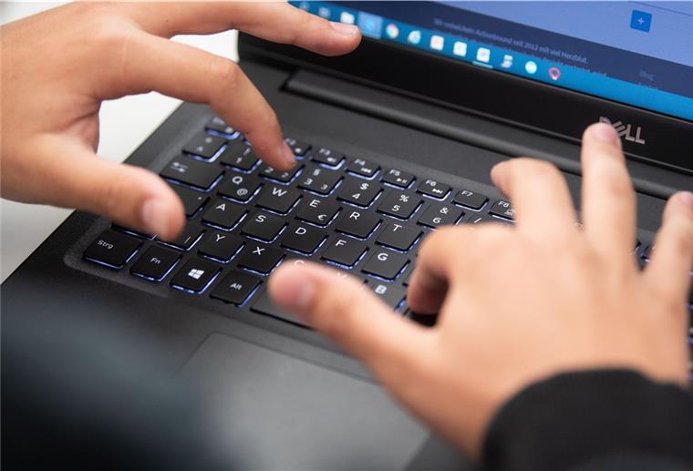 Ein Schüler nimmt im Klassenzimmer einer 9. Klasse der Gemeinschaftsschule Leutenbach am Geografieunterricht mit Hilfe von Laptops und Tablets teil.