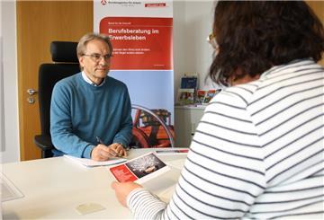 Berufsberater Uwe Petzold mit Klientin