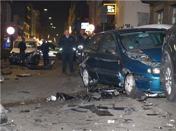 Beschädigte Fahrzeuge stehen am 28.01.2017 in Mannheim (Baden-Württemberg). Ein sogenannter Autoposer hat bei einem Unfall in der Innenstadt seinen Sportwagen und fünf weitere Autos beschädigt und einen Schaden von rund 100 000 Euro angerichtet. 