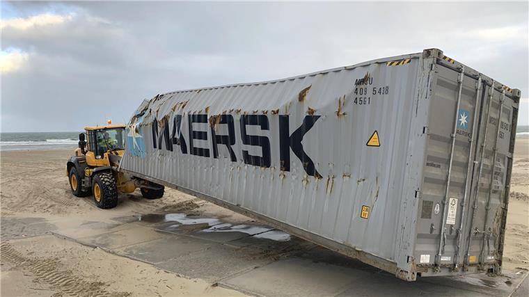 Beschädigte Frachtcontainer wurden in den Tagen nach dem Unglück an deutsche und niederländische Strände gespült. Die Bergung ist aufwendig und nicht ungefährlich, da oftmals auch Chemikalien geladen sind und nicht klar ist, ob sie mit dem Wasser reagiert haben.