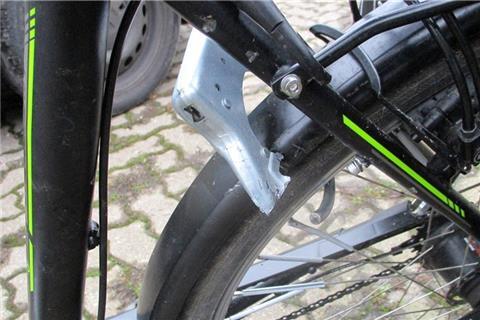 Beschädigtes Fahrrad im Fischereihafen.
