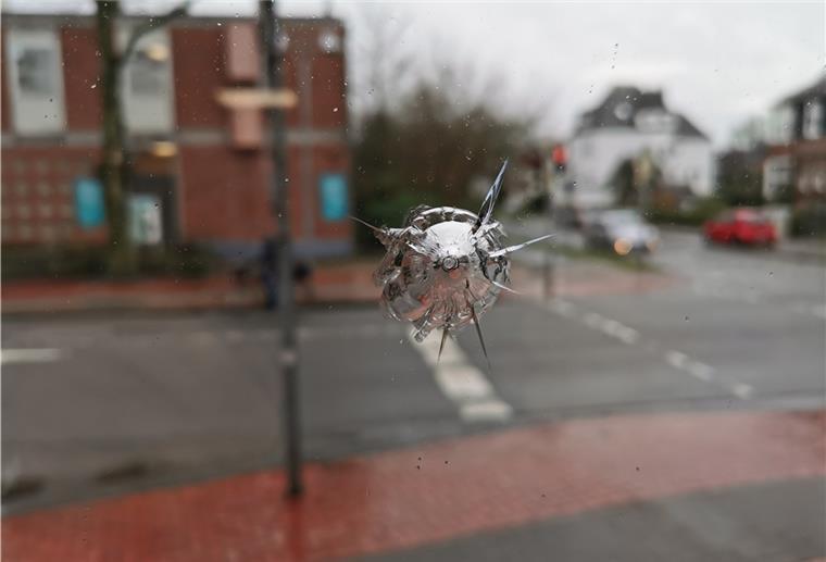 Beschädigtes Fenster beim KZW-Verlagsgebäude: Dieses Einschlagsloch in der äußeren Scheibe ist am Dienstag bemerkt worden.