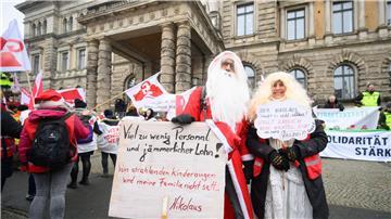 Beschäftige im öffentlichen Dienst stehen bei einem Warnstreik vor dem niedersächsischen Finanzministerium.