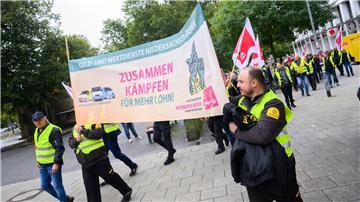 Beschäftigte der Geld- und Werttransportbranche trafen sich zur Streikkundegebung in Hannover.