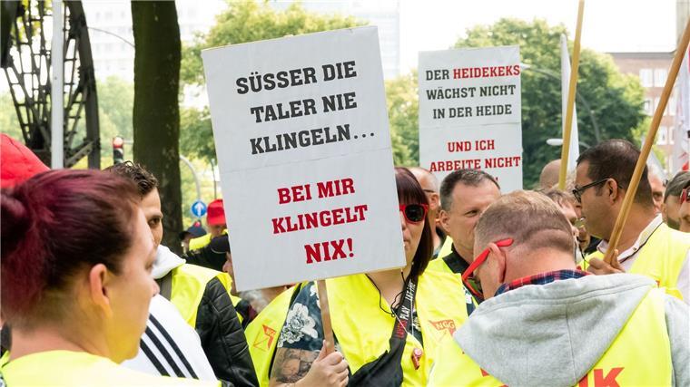 Beschäftigte der Süßwarenindustrie demonstrieren in Hamburg Beschäftigte der Süßwarenindustrie stehen während einer Kundgebung zusammen.