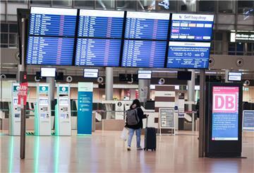 Beschäftigte, deren Rückflug aufgrund eines Warnstreiks verschoben wurde und jetzt andernorts feststecken, sollten schnellstmöglich ihren Arbeitgeber kontaktieren. (zu dpa: «Flug fällt aus: Kann ich meine Urlaubstage verschieben?») Foto: Christian Charisius/dpa/dpa-tmn - Honorarfrei nur für Bezieher des dpa-Themendienstes +++ dpa-Themendienst +++