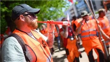 Beschäftigte des Bau-Gewerbes streiken an einer Rohrleitungsbaustelle in der Region Hannover.
