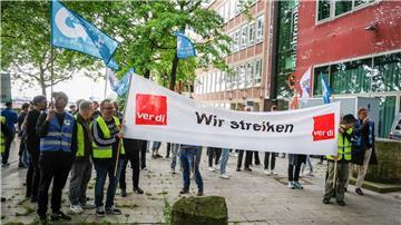 Beschäftigte des Rundfunksenders Radio Bremen demonstrieren während eines Warnstreiks vor dem Funkhaus in Bremen.
