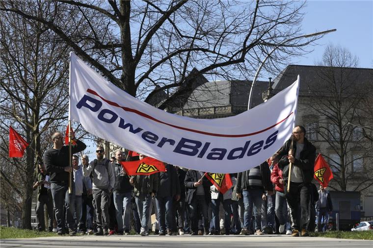 Beschäftigte des Windkraftanlagenherstellers Senvion und der Tochterfirma Power Blades protestieren in Hamburg vor dem Gewerkschaftshaus gegen geplante Standortschließungen und Stellenabbau. Foto: Christian Charisius/dpa 