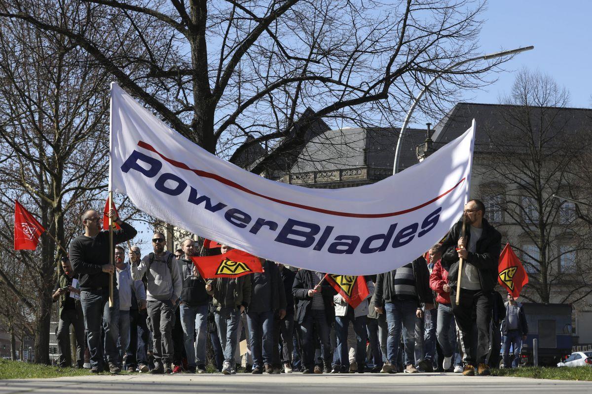 Beschäftigte des Windkraftanlagenherstellers Senvion und der Tochterfirma Power Blades protestieren in Hamburg vor dem Gewerkschaftshaus gegen geplante Standortschließungen und Stellenabbau. Foto: Christian Charisius/dpa 