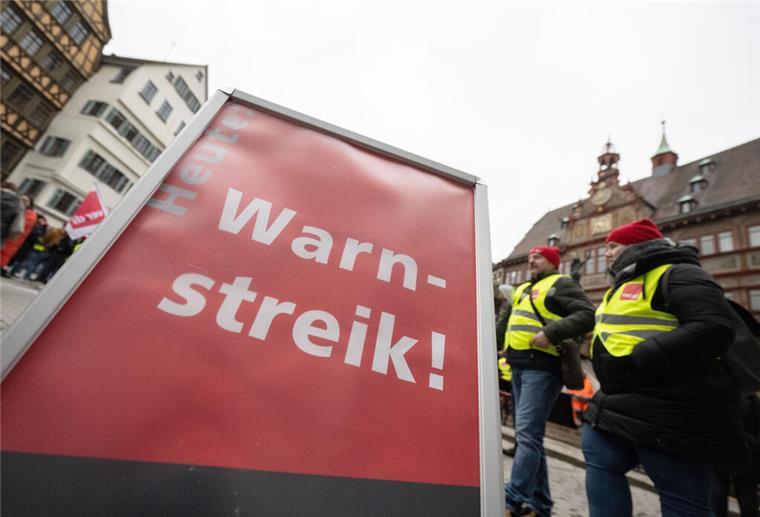 Ein Schild mit der Aufschrift „Warnstreik!“ steht vor Beginn einer Kundgebung zur Fortsetzung der Warnstreiks