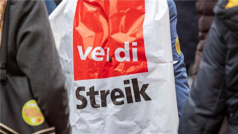 Verdi ruft zu Warnstreiks im Handel auf: Kundgebung Beschäftigte nehmen an einem Warnstreik teil.