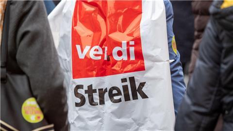Beschäftigte nehmen an einem Warnstreik teil.