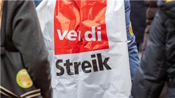 Beschäftigte nehmen an einem Warnstreik teil.