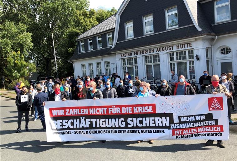 "Beschäftigung sichern" heißt es auf dem Banner der Gewerkschaftsmitglieder. Das Ziel haben sie erreicht. IG Metall und Weser-Metall haben sich darauf geeinigt, betriebsbedingte Kündigungen für Beschäftigte mit unbefristeten Arbeitsverhältnissen auszuschließen.