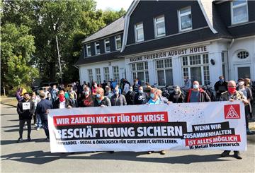 "Beschäftigung sichern" heißt es auf dem Banner der Gewerkschaftsmitglieder. Das Ziel haben sie erreicht. IG Metall und Weser-Metall haben sich darauf geeinigt, betriebsbedingte Kündigungen für Beschäftigte mit unbefristeten Arbeitsverhältnissen auszuschließen.