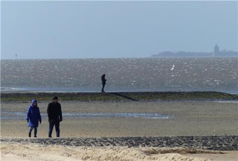 Besitzerinnen und Besitzer von Zweitwohnungen sowie Dauercamper dürfen in den Strandgebieten unterwegs sein. Gleiches gilt für Einwohner der Stadt und des Landkreises Cuxhaven sowie Bremerhavens.