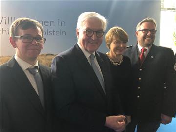 Besondere Begegnung: Florian Thomas (links) und Björn Engler (recht) treffen in Kiel Frank-Walter Steinmeier und dessen Frau Elke Büdenbender.