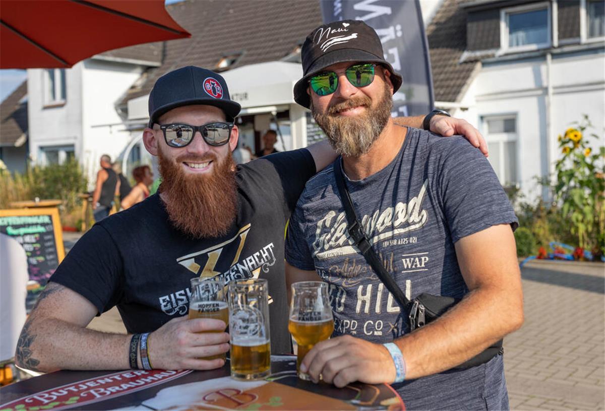 Vier Personen trinken und essen etwas