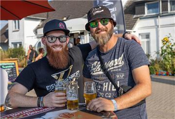 Vier Personen trinken und essen etwas