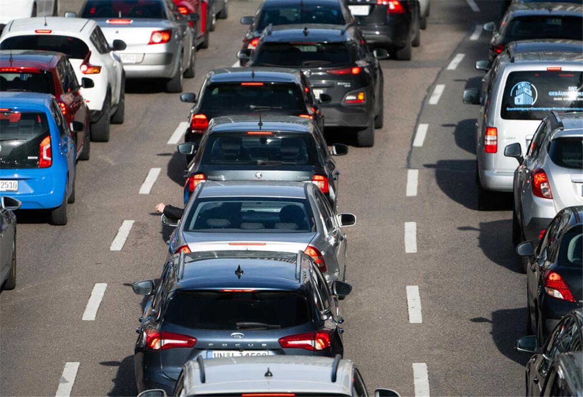 Viele Autofahrer machen es falsch! Wann man den Warnblinker wirklich einsetzen darf Am Stauende sollte ein Warnblinker eingesetzt werden.