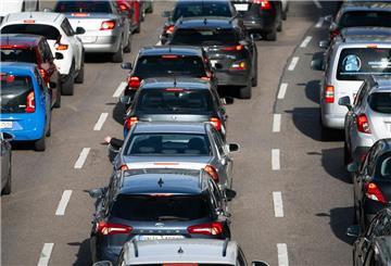 Am Stauende sollte ein Warnblinker eingesetzt werden. 