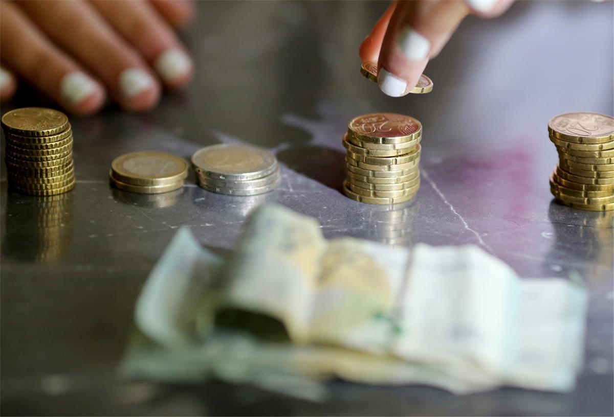 Studie: Jeder fünfte junge Mensch in Deutschland hat Schulden Eine Jugendliche zählt Geld.