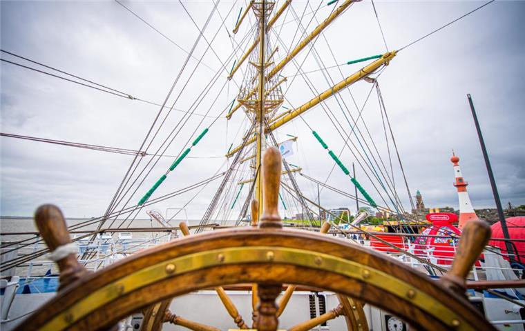 Seestadtfest Bremerhaven: Die schönsten Bilder vom dritten Tag Besonders beliebt bei den Festbesuchern waren die Open-Ship-Besuche, wie hier auf dem russischen Segelschulschiff "MIR".