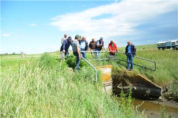 Besonders die Bauwerke hatten die Schauteilnehmer im Blick: Das Cappeler Außensiel soll im Herbst entschlammt werden.