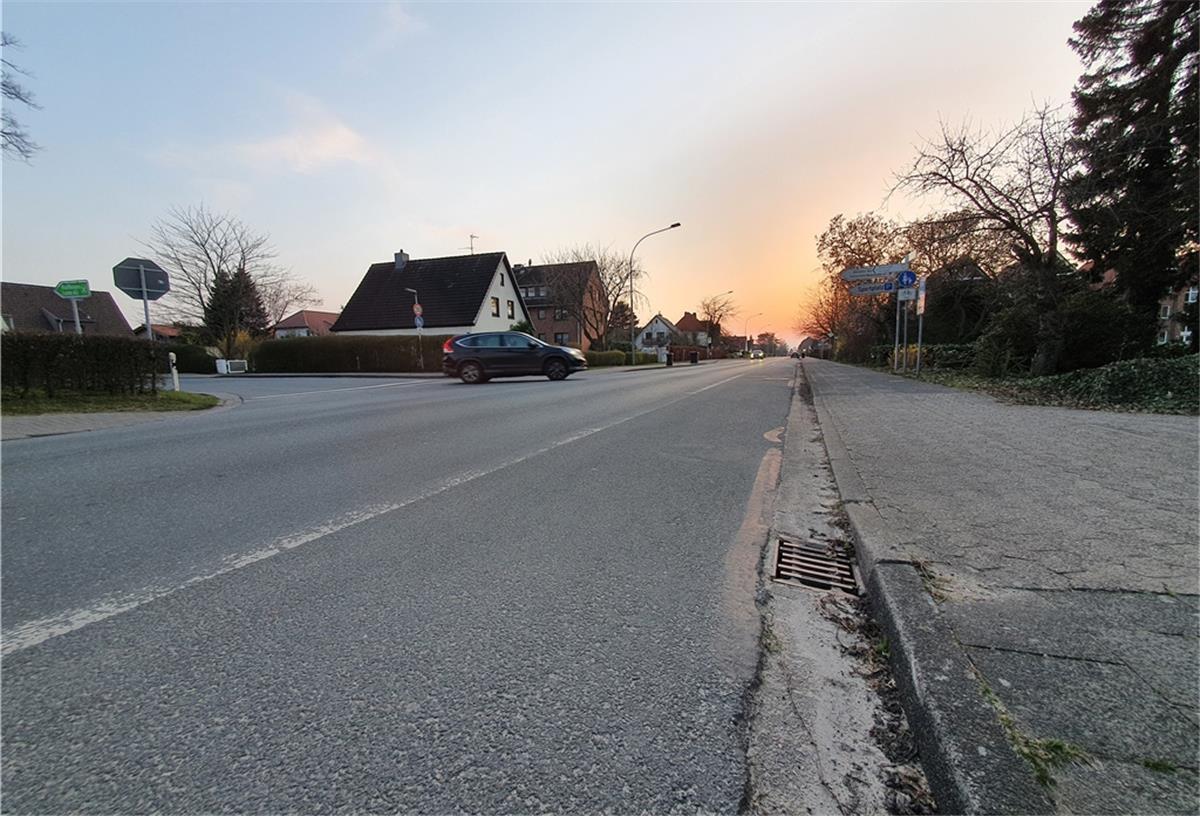 Besonders die Bohlenstraße, hier an der Einmündung Zum Feldkamp, sei für Verkehrsteilnehmer schwierig zu queren, so die Schiffdorfer Kommunalpolitiker.