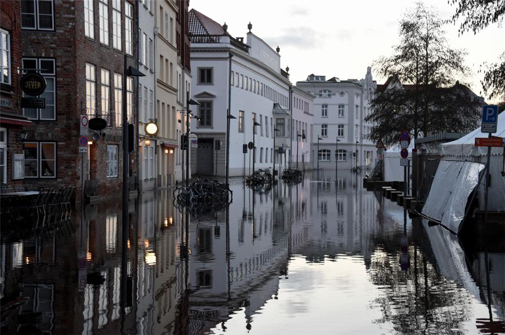 Besonders die Lübecker Altstadt war nach dem Sturm am Donnerstag besonders von d...
