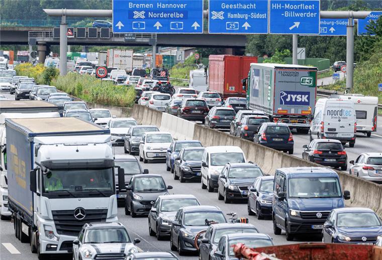 Pkw und Lkw stauen sich in Hamburg auf der Autobahn A7 in Höhe Moorfleet.