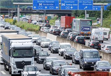 Pkw und Lkw stauen sich in Hamburg auf der Autobahn A7 in Höhe Moorfleet.