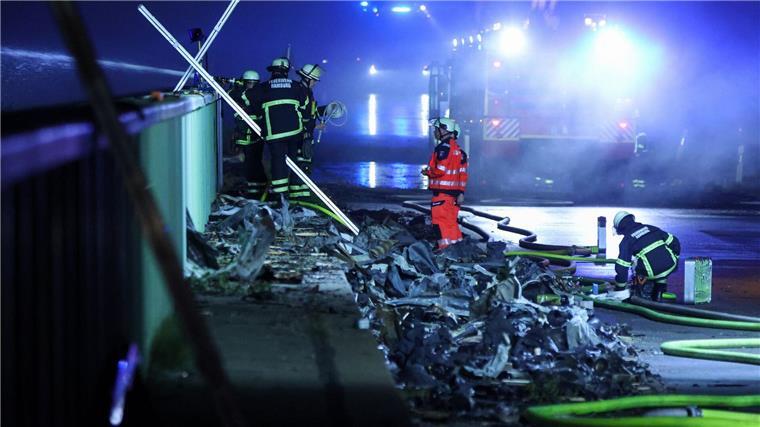 Größtes Feuer auf Gelände in Hamburger Hafen gelöscht Besonders gefährlich war der Einsatz aufgrund der umherfliegenden Metallteile. Gasdruckbehälter explodierten immer wieder im Feuer.