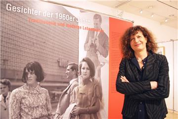 Besonders gefällt Dr. Anja Benscheidt der Bereich mit Fotos von Menschen.