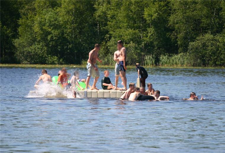 Gemeinde baut Badeinsel im Silbersee ab Badeinsel