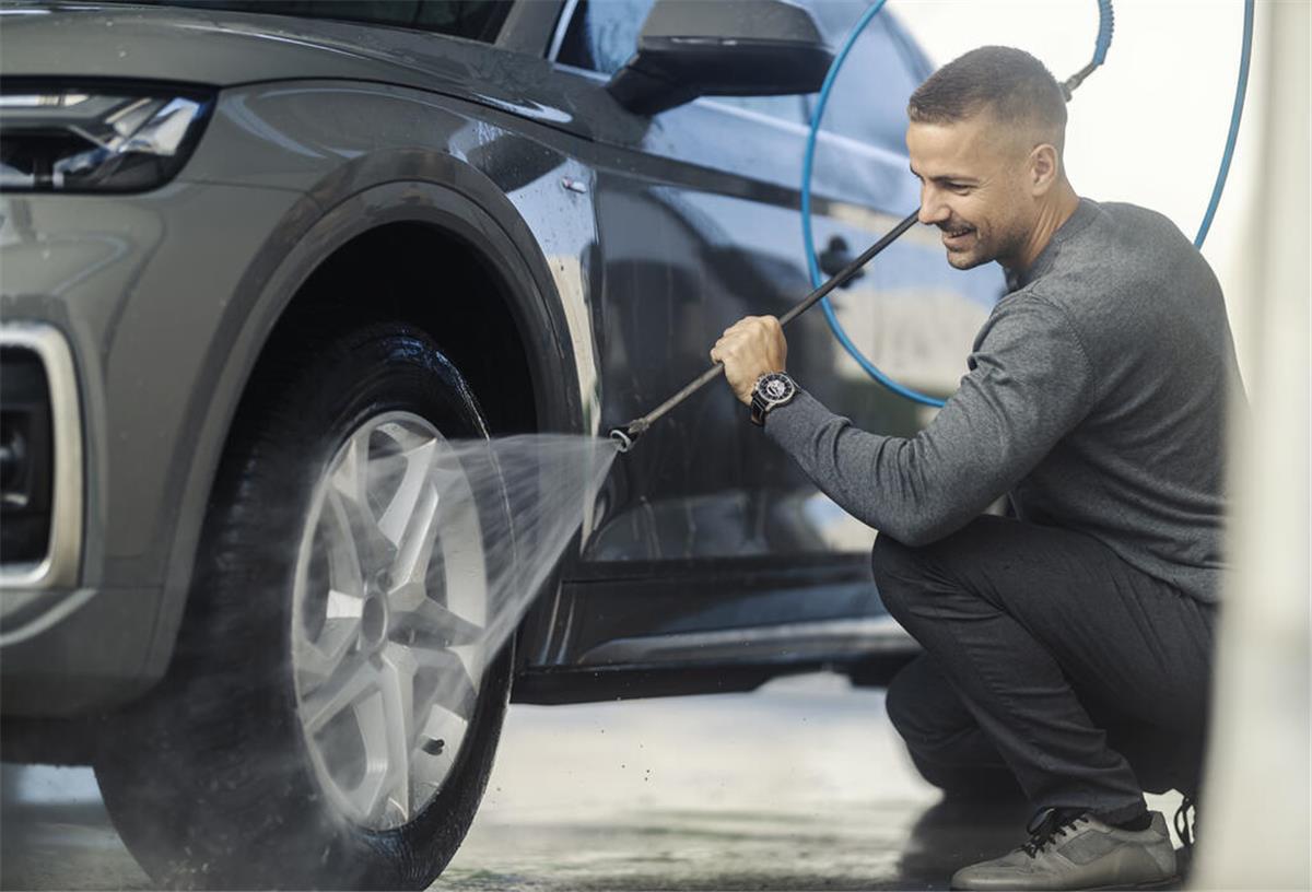 Frühjahrsputz fürs Auto: 7 wichtige Pflegetipps nach dem Winter Ein Mann reinigt die Reifen eines Autos. Besonders nach dem Winter ist es wichtig, das Auto richtig zu pflegen. In nur 7 Schritten gelingt der Frühjahrsputz fürs Auto.