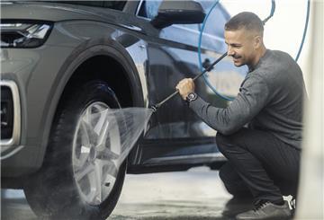 Ein Mann reinigt die Reifen eines Autos. Besonders nach dem Winter ist es wichtig, das Auto richtig zu pflegen. In nur 7 Schritten gelingt der Frühjahrsputz fürs Auto. 