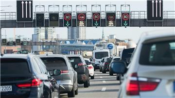 Besonders vor dem Elbtunnel dürfte sich der Verkehr wieder stauen. (Archivbild)