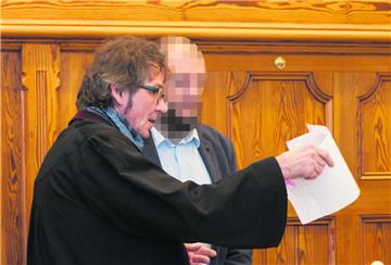 Besprechen ihre Verteidigungsstrategie: Rechtsanwalt Matthias B. Koch (links) und der unter anderem wegen versuchten Mordes angeklagte 41-jährige Mann aus Loxstedt.