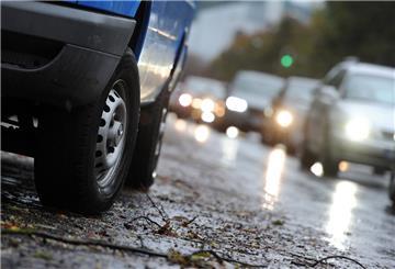Autos fahren mit Abblendlicht