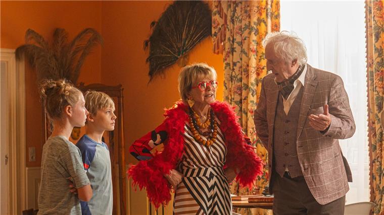 Uschi Glas und die Geister-Oma in „Max und die wilde 7“ Beste Freunde: Laura (Klara Nölle, l-r), Max (Lucas Herzog), Vera (Uschi Glas) und Kilian (Günther Maria Halmer).