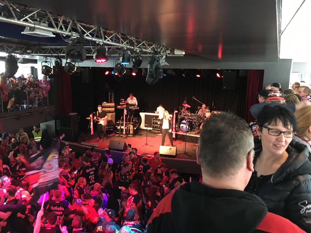 Beste Stimmung auf zwei Etagen. 