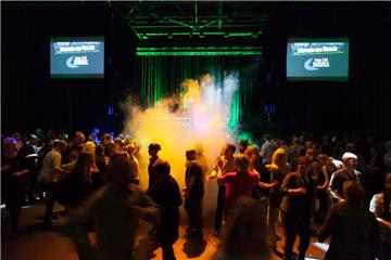 Beste Stimmung bei der Grünkohl-Party in der Bremerhavener Stadthalle.