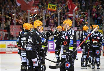 Eishockey Spieler jubeln auf dem Eis.