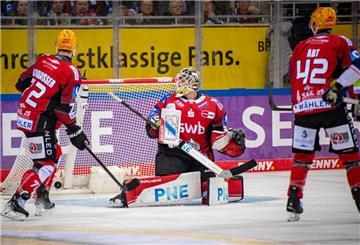 Eishockey Torhüter vor dem Tor.
