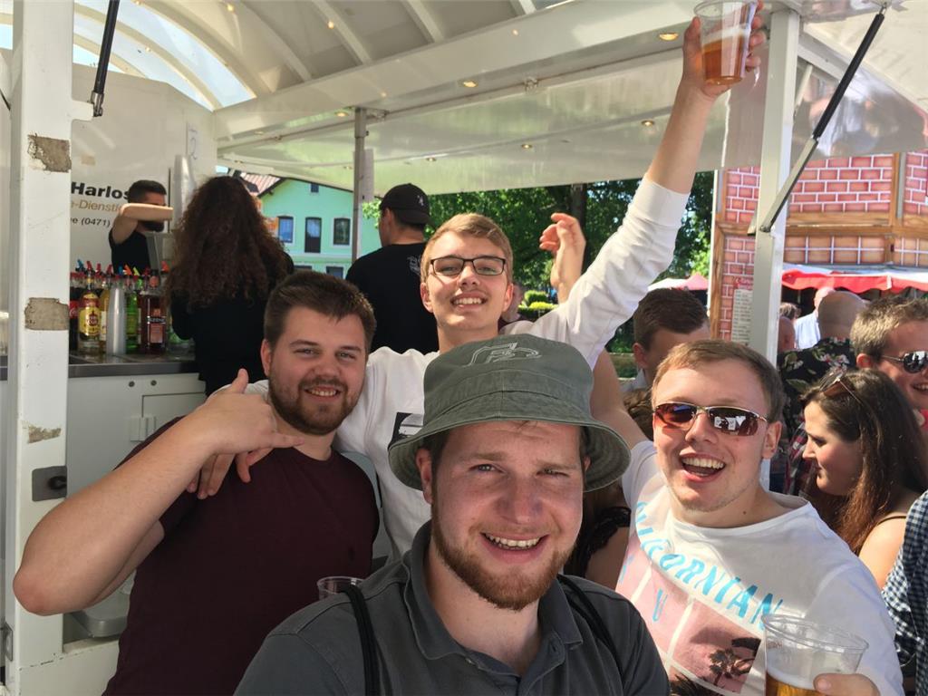 Beste Stimmung - und Cola-Korn geht immer. Frühtanz in Steinau 2018. Foto: Berli...