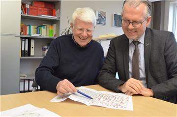 Bestens gelaunt betrachten Bürgermeister Wolf Vogel (links) und Gemeindedirektor Frank Holle den Plan für das neue Baugebiet in Tarmstedt.