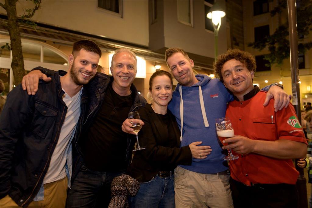 Bester Stimmung auf dem Straßenfest: Sebastian, Ortwin, Claudia, André und Namik...